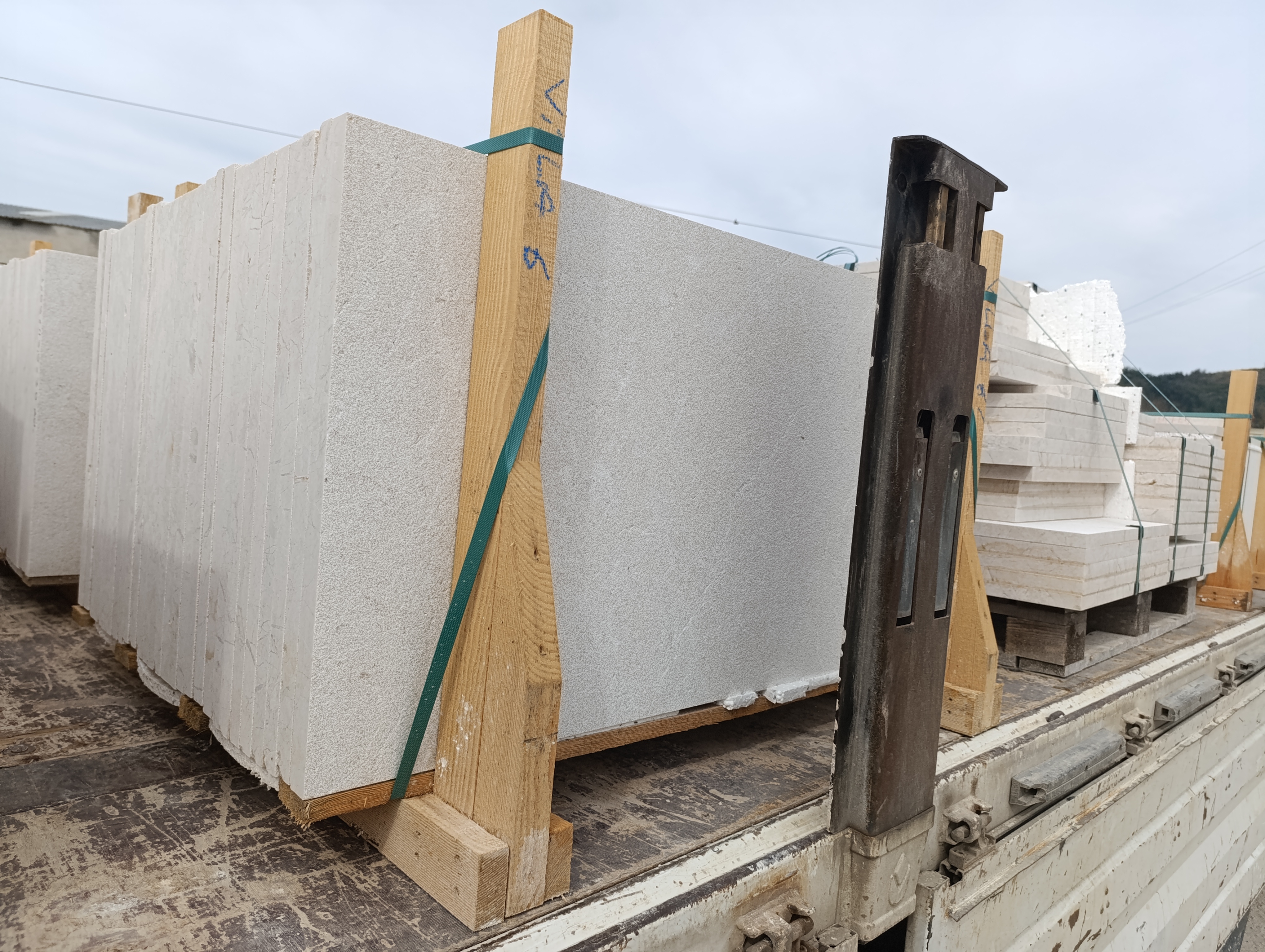 Bursa Açık Bej Kumlamalı Mermer 